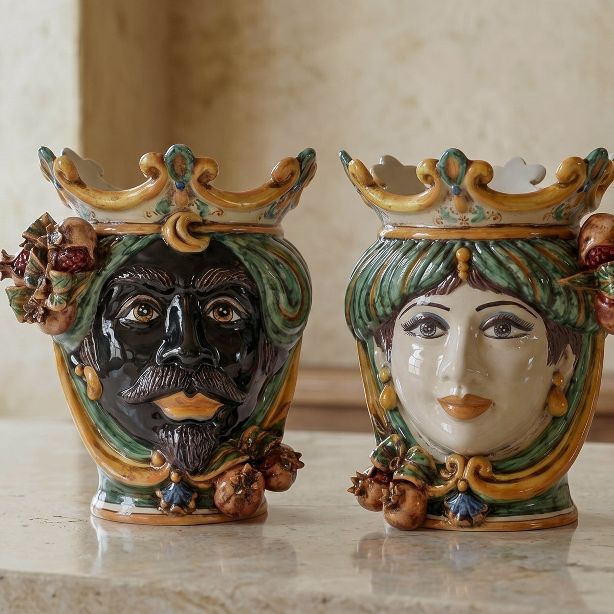 Testa di Moro con Melograni, Maschio Moro, Verde e Arancio, corona. Ceramica siciliana di Caltagirone, Sofia