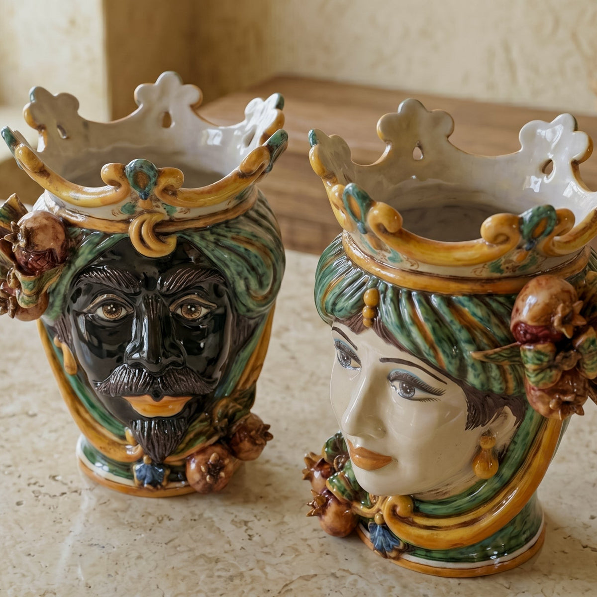 Testa di Moro con Melograni, Maschio Moro, Verde e Arancio, corona. Ceramica siciliana di Caltagirone, Sofia
