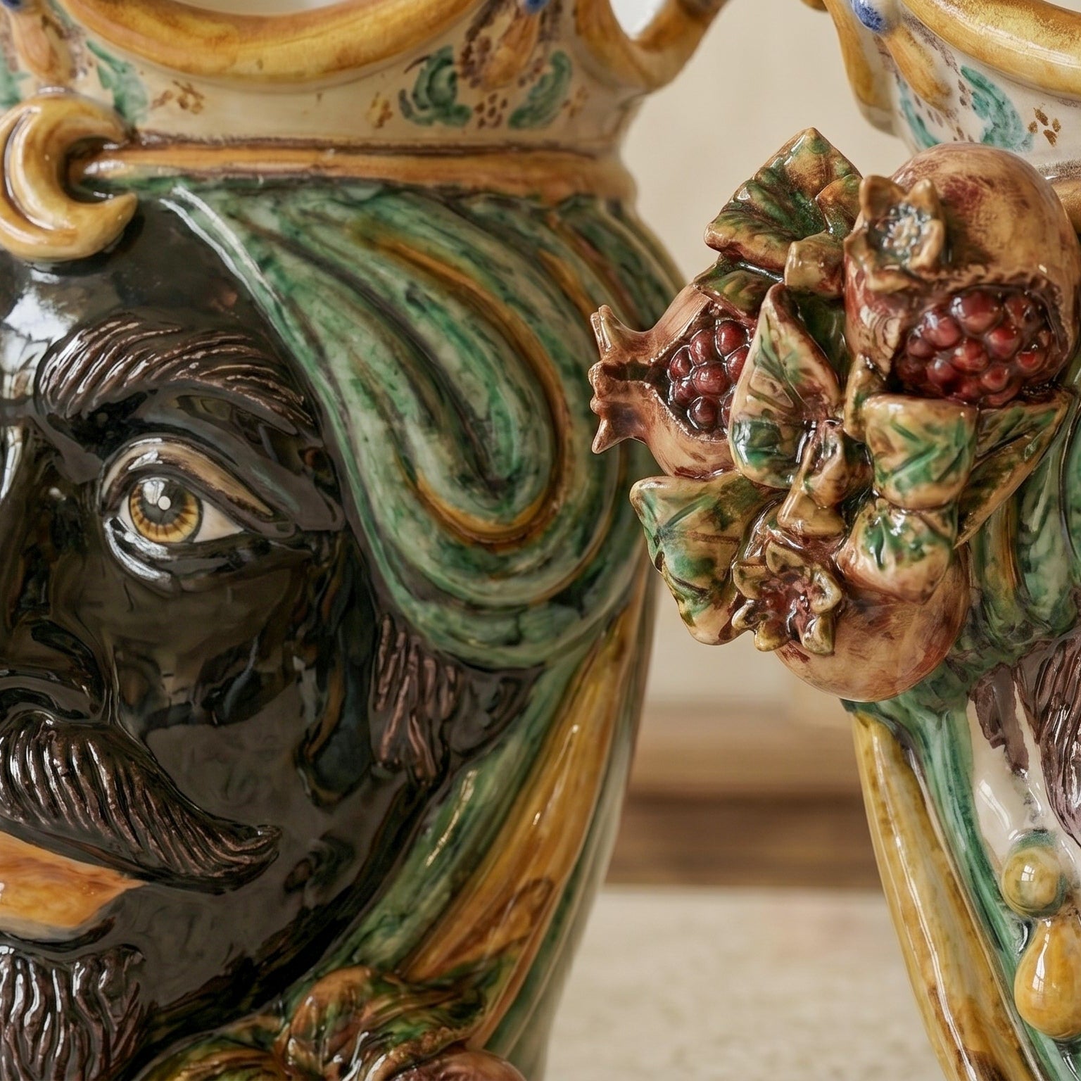 Testa di Moro con Melograni, Maschio Moro, Verde e Arancio, corona. Ceramica siciliana di Caltagirone, Sofia