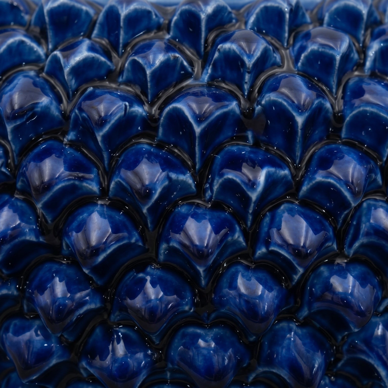 Cachepot a Pigna, Blu Intenso, fiori in rilievo. Ceramiche Sofia, Caltagirone
