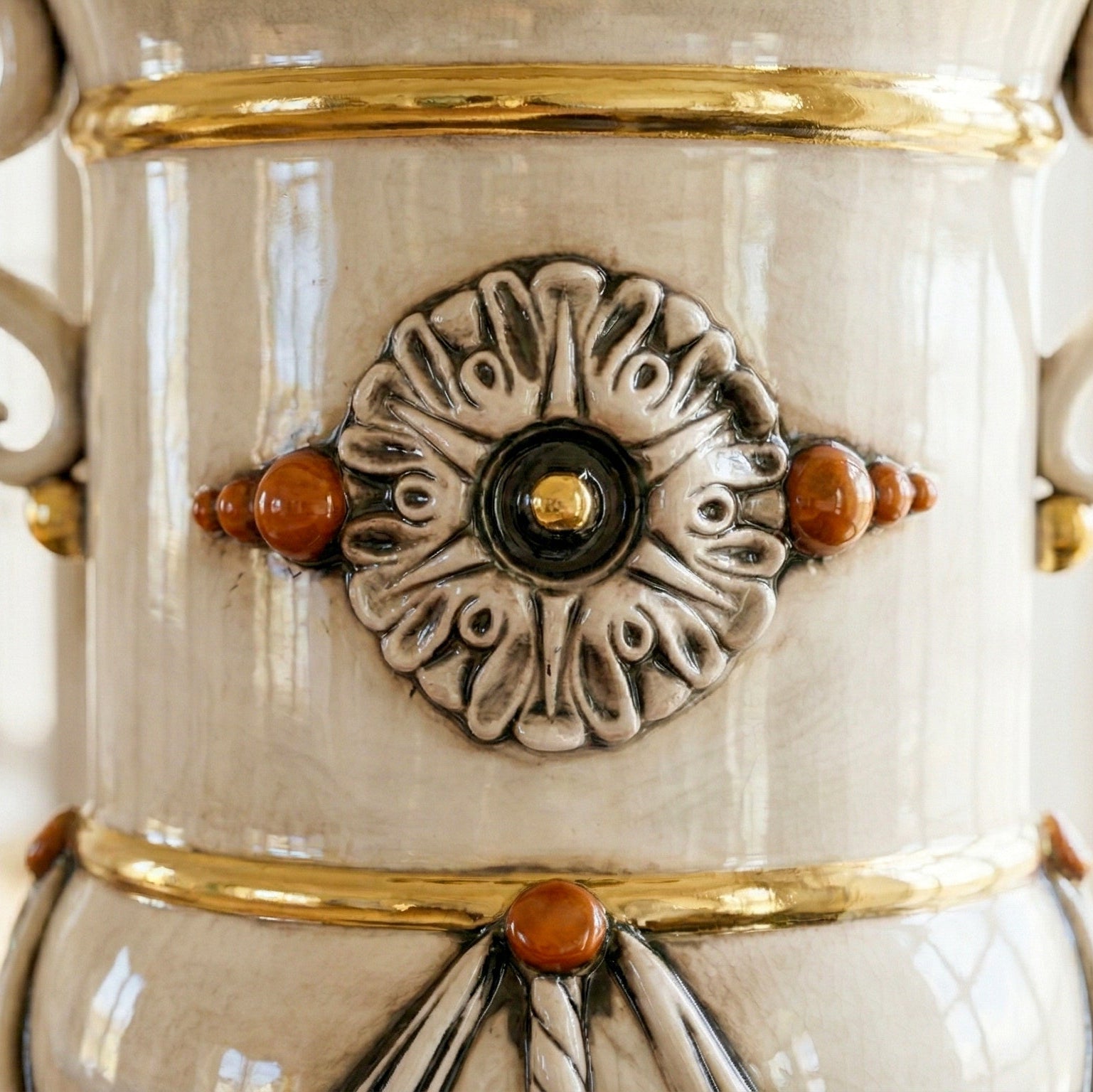 Vaso Monumentale, Madreperla Oro e Lustri. Ceramica siciliana di Caltagirone, Sofia