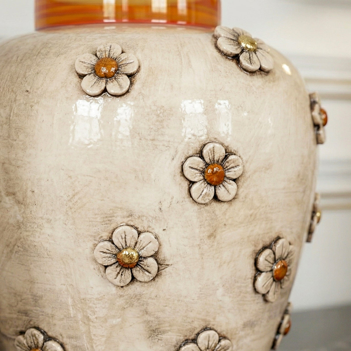 Vaso boccia c/fiori madreperla antichizzato oro e lustri. Ceramica siciliana di Caltagirone, Sofia