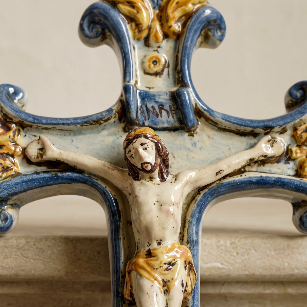 Crocifisso in Ceramica di Caltagirone 16×24 cm - Blu e Arancio