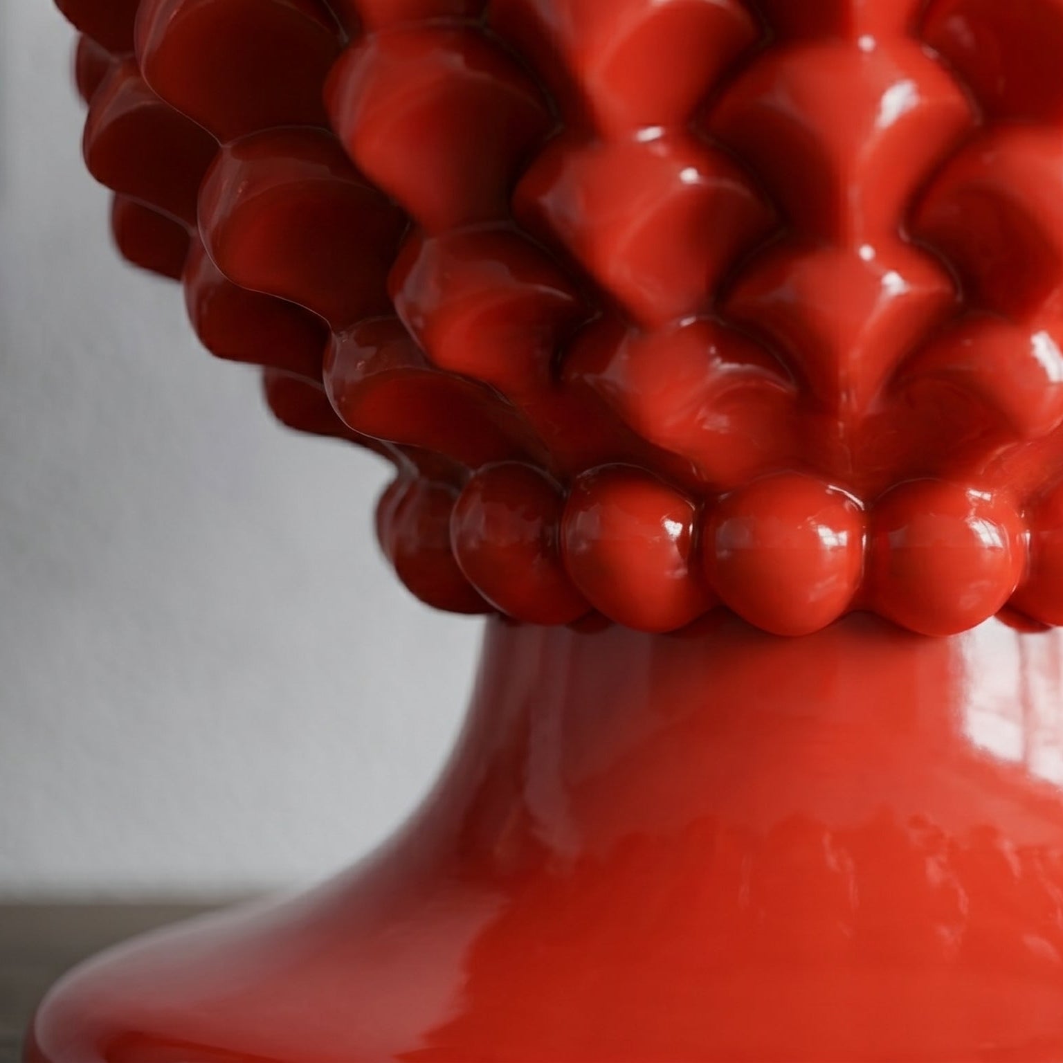 Portacandela a Pigna, Rosso Fuoco. Ceramica siciliana di Caltagirone, Sofia