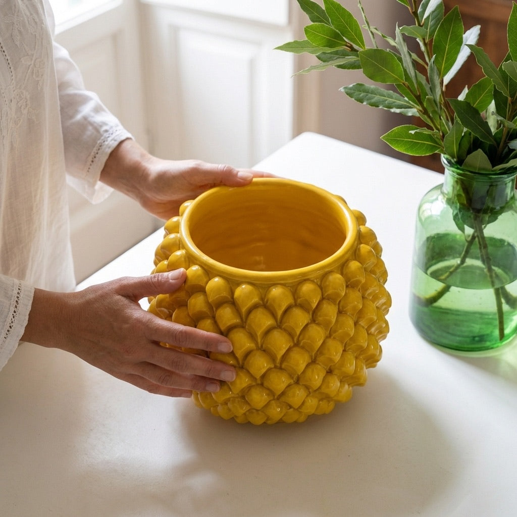 Vaso Mezza Pigna Senza Piede, Senape. Ceramica siciliana di Caltagirone, Sofia