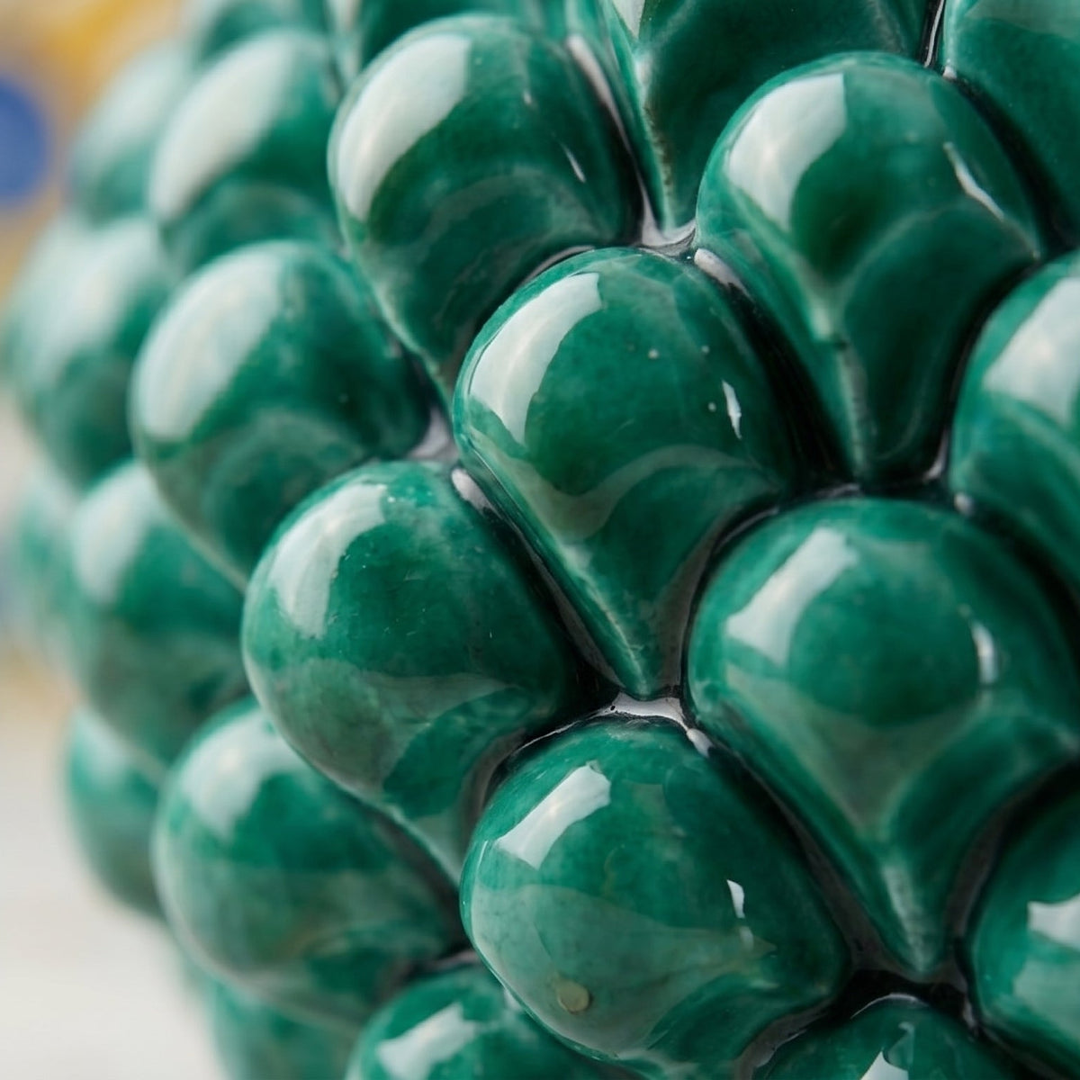 Biscottiera a Pigna, Verde Smeraldo, scaglie, coperchio. Ceramiche Sofia, Caltagirone