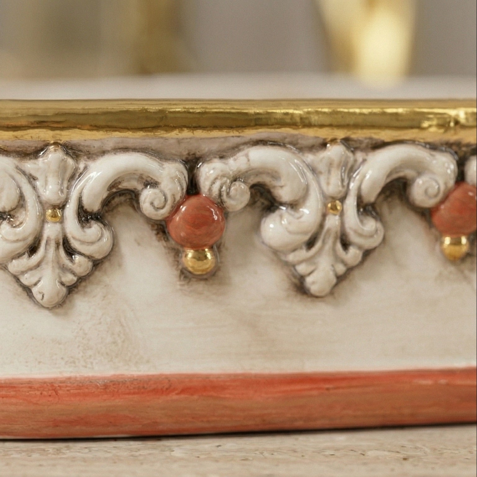 Cassetta Ovale, Plastico Sofia, Madreperla Antichizzato Oro, lustri. Ceramica siciliana di Caltagirone