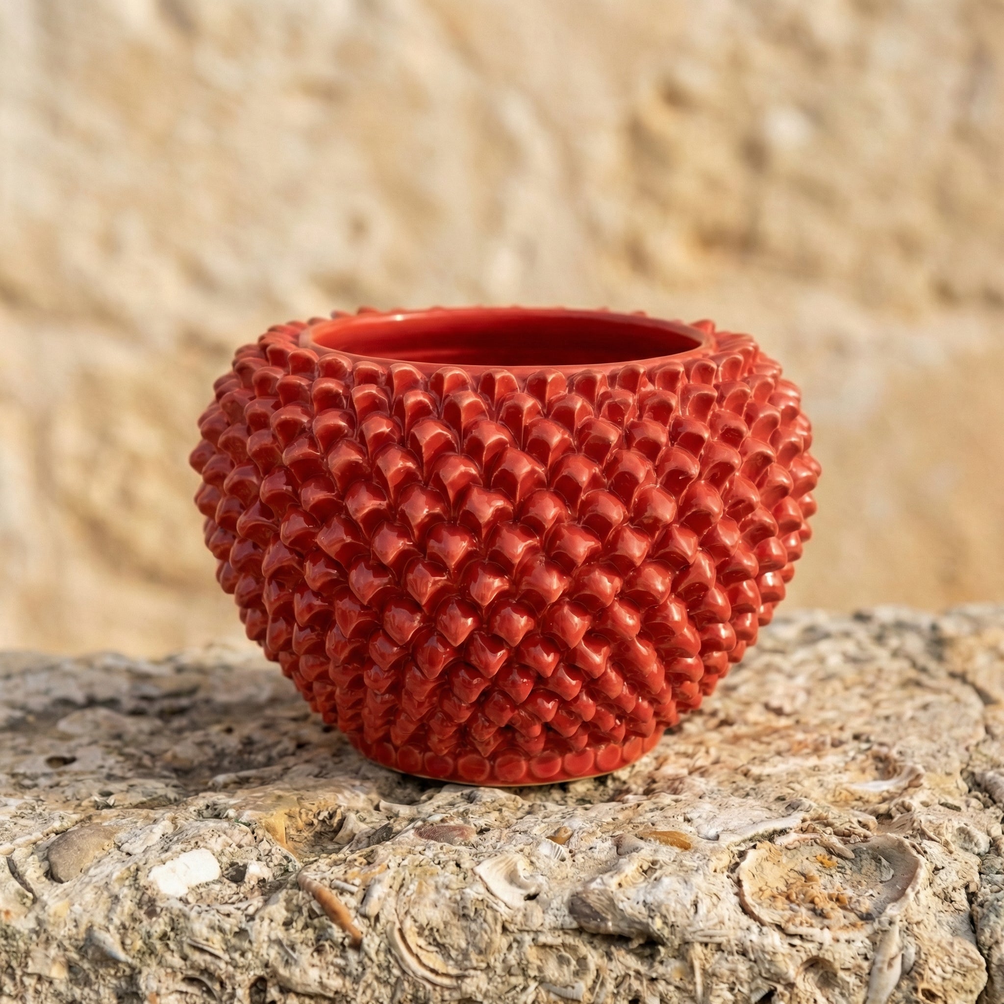 Cachepot a Pigna, Rosso Fuoco, fiori in rilievo. Ceramiche Sofia, Caltagirone