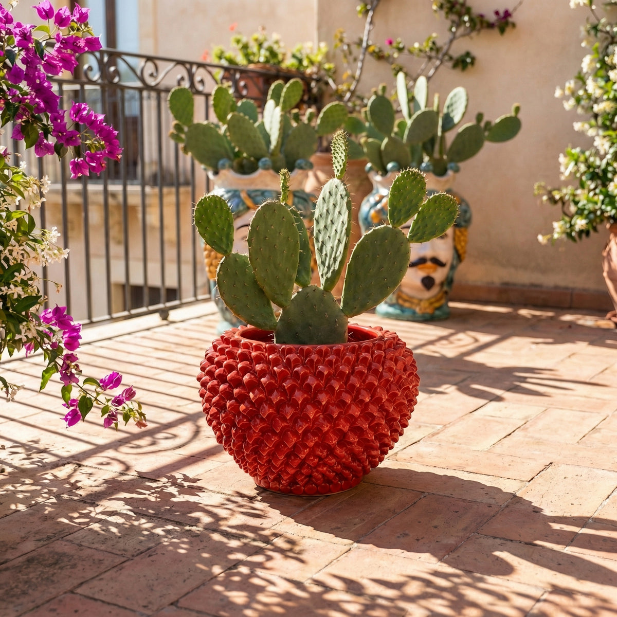Cachepot a Pigna, Rosso Fuoco, fiori in rilievo. Ceramiche Sofia, Caltagirone