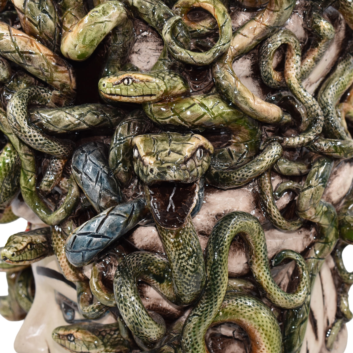 Testa Medusa, Madreperla Antichizzato, chioma di serpenti, mito greco. Ceramica siciliana di Caltagirone, Sofia