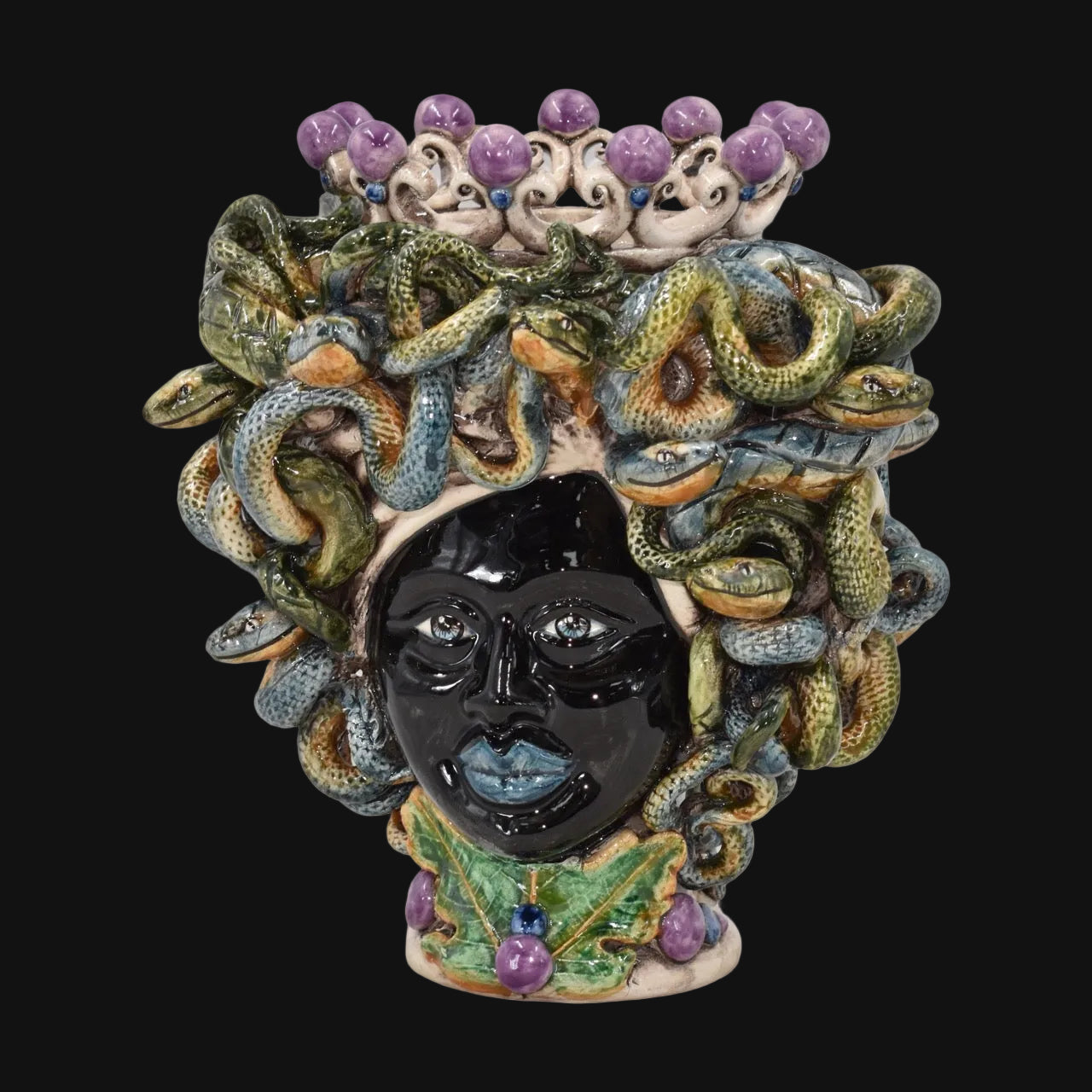 Testa Medusa, Lustro Glicine, chioma di serpenti, gorgone. Ceramica siciliana di Caltagirone, Sofia