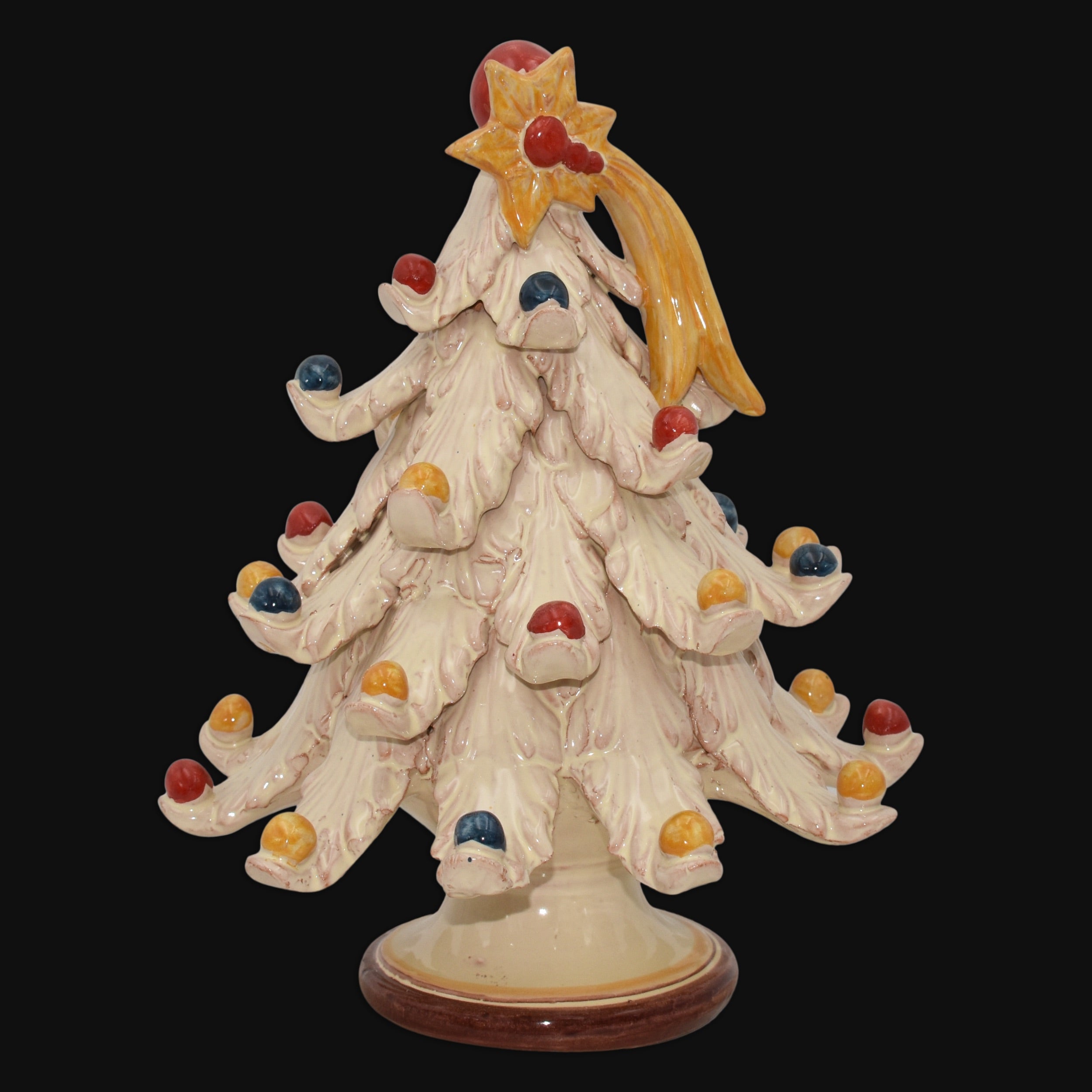 Albero di Natale in ceramica Caltagirone fatti a mano, decorato con sfere colorate e stella.