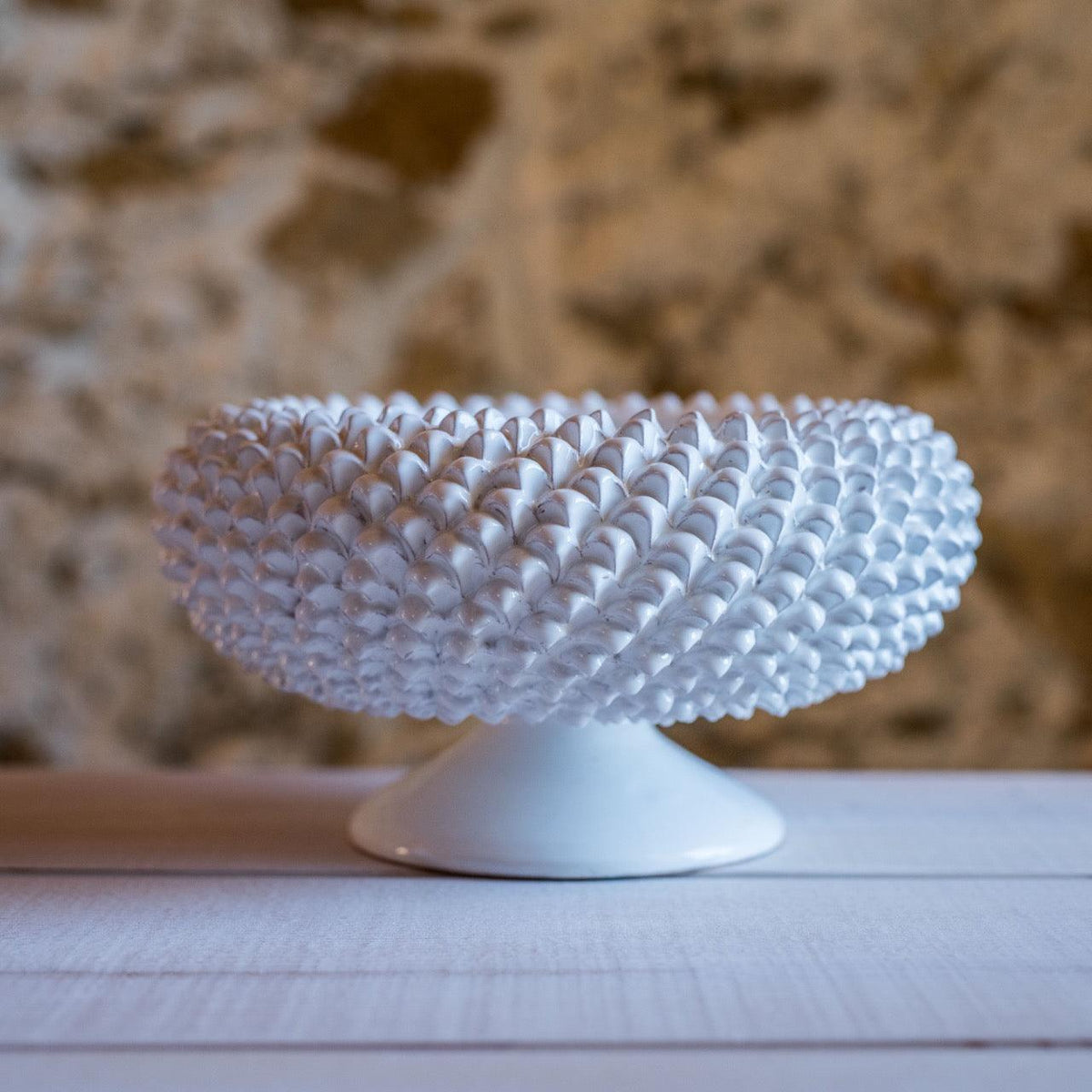 Alzata a Pigna, White Line. Ceramica siciliana di Caltagirone, Sofia