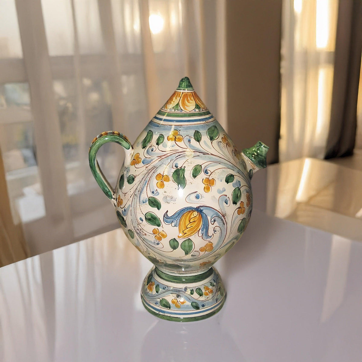 Bummulu Malandrino in ceramica artistica di Caltagirone, decorato a mano con motivi fogliame.