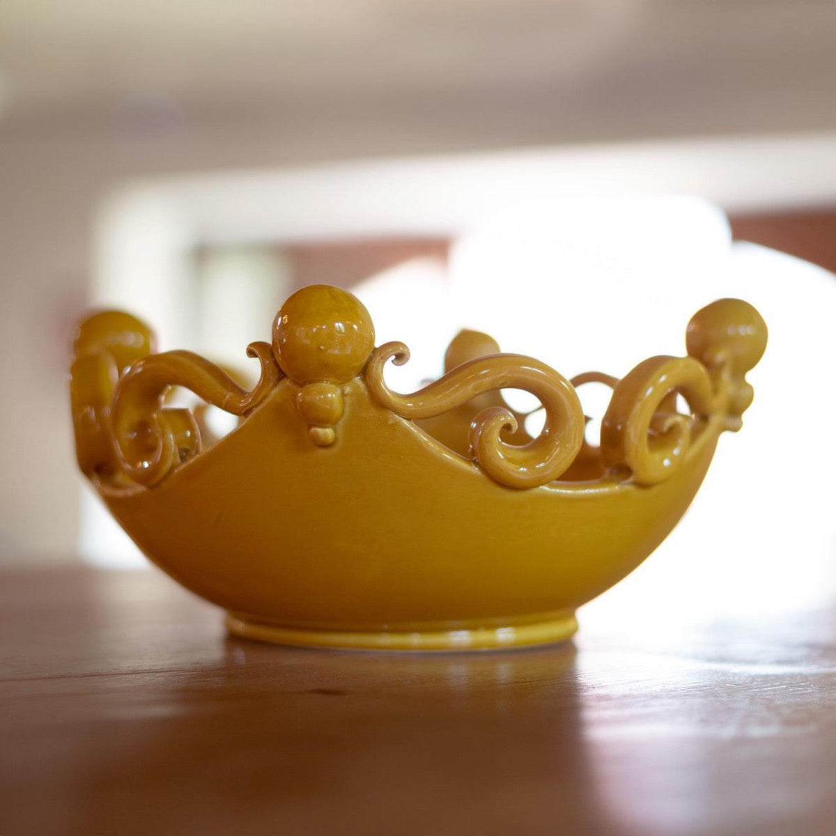 Centrotavola Pallina, Senape, decorativo giallo con dettagli scolpiti. Ceramiche Sofia, Caltagirone