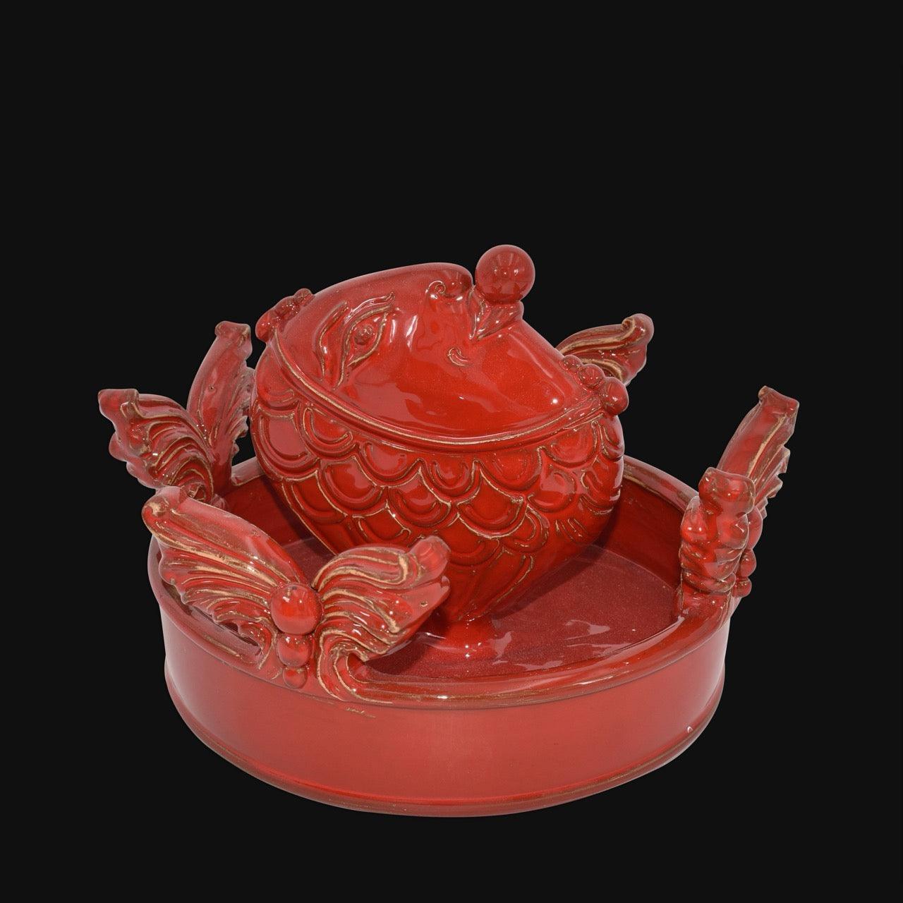 Centrotavola Pesce, Plastico Sofia, Rosso Fuoco, forma di pesce con decori scolpiti. Ceramica di Caltagirone