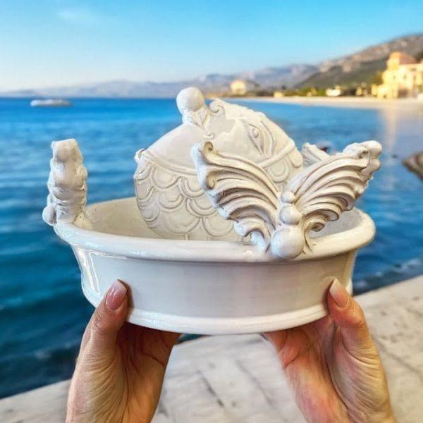 Centrotavola Pesce, Plastico Sofia, White Line, decorativo con dettagli scolpiti. Ceramica di Caltagirone