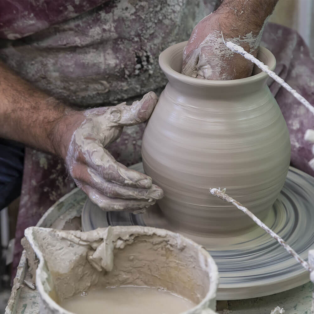 Ceramiche di Caltagirone fatte a mano su tornio, vaso in argilla modellato artigianalmente