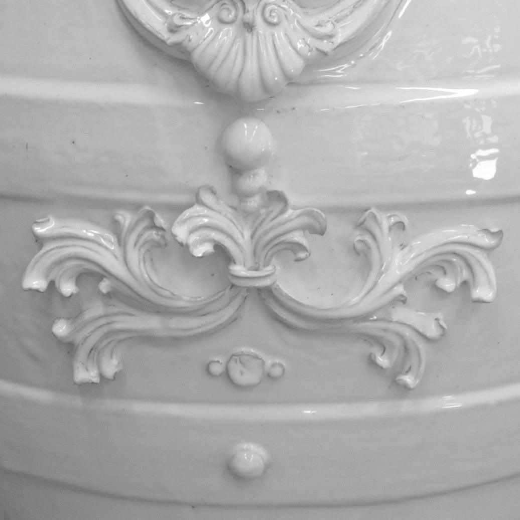Testa di Moro, White Line, decori barocchi in rilievo, finitura lucida bianca. Ceramiche Sofia, Caltagirone