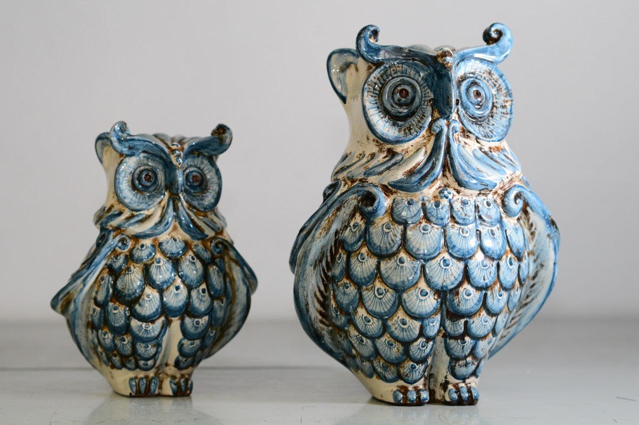 Ceramiche di Caltagirone fatti a mano: gufi blu e bianchi con dettagli artigianali
