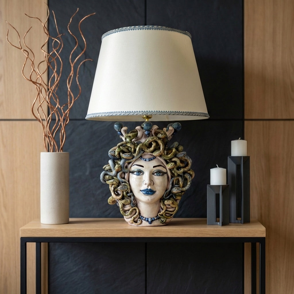 Lume a Testa Medusa, Femmina, chioma di serpenti, mito greco. Ceramiche Sofia, Caltagirone