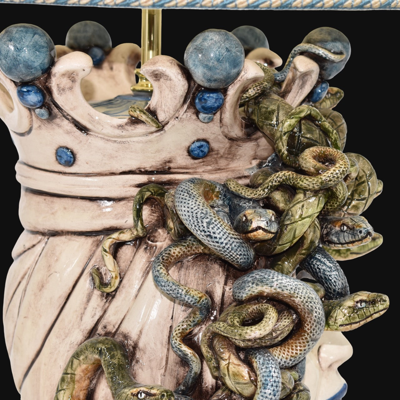 Lume a Testa Medusa, Femmina, chioma di serpenti, mito greco. Ceramiche Sofia, Caltagirone