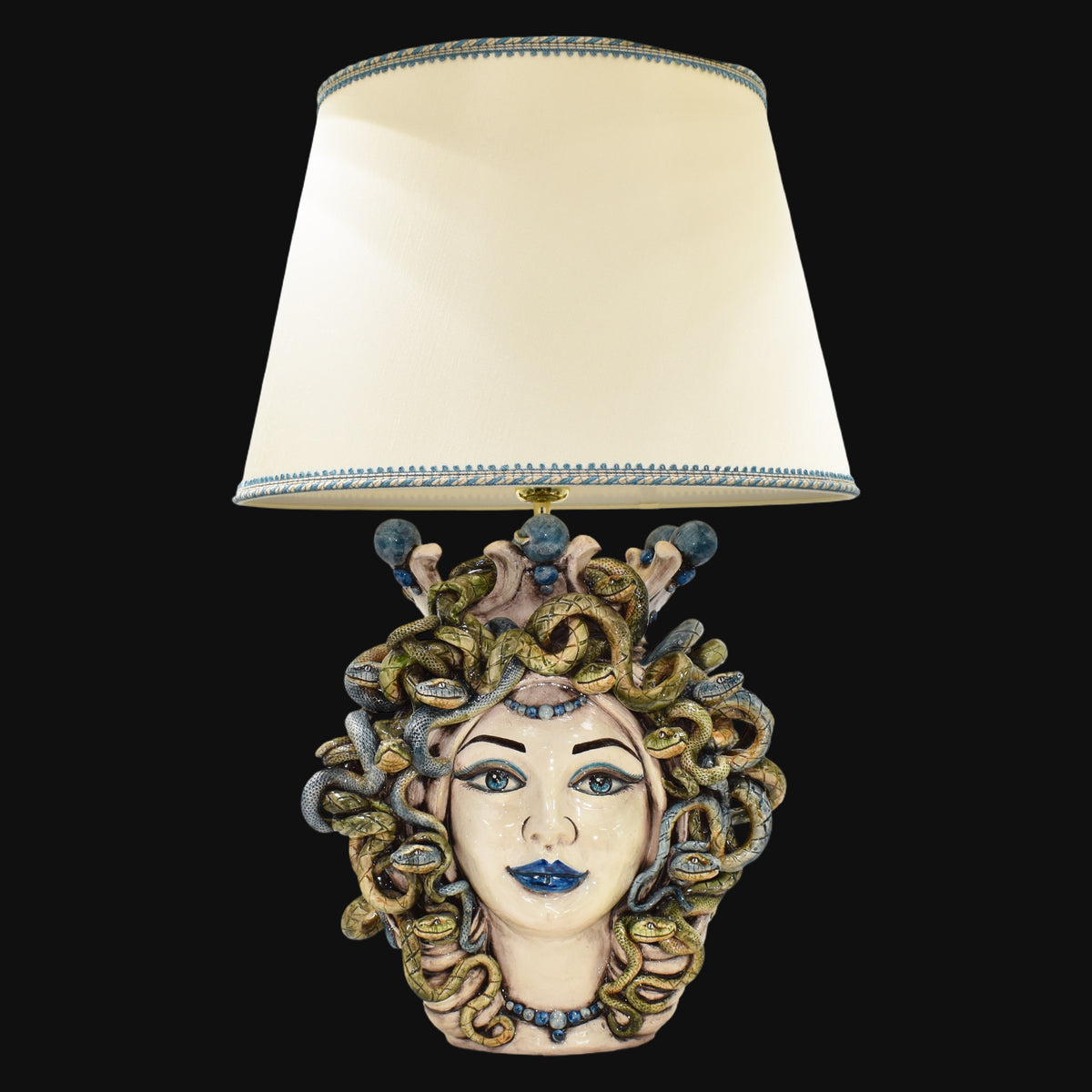 Lume a Testa Medusa, Femmina, chioma di serpenti, mito greco. Ceramiche Sofia, Caltagirone