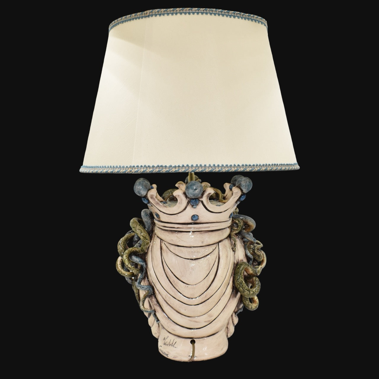 Lume a Testa Medusa, Femmina, chioma di serpenti, mito greco. Ceramiche Sofia, Caltagirone