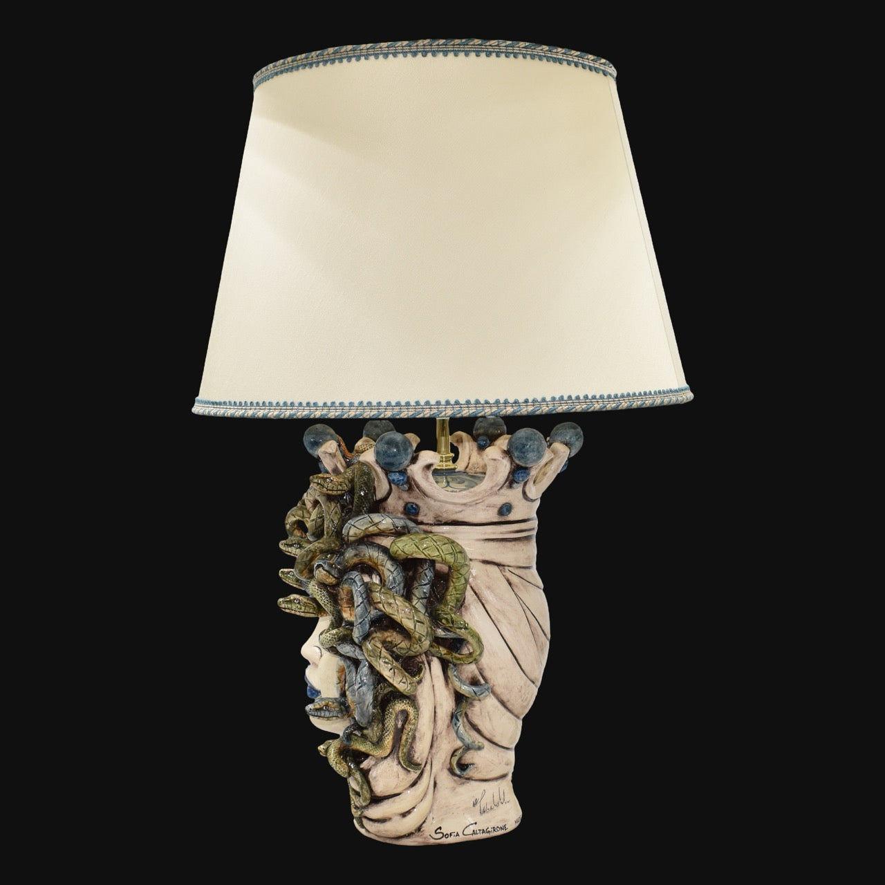 Lume a Testa Medusa, Femmina, chioma di serpenti, mito greco. Ceramiche Sofia, Caltagirone