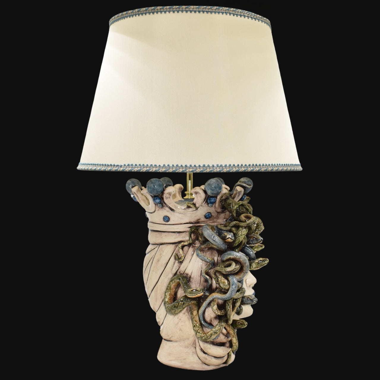 Lume a Testa Medusa, Femmina, chioma di serpenti, mito greco. Ceramiche Sofia, Caltagirone