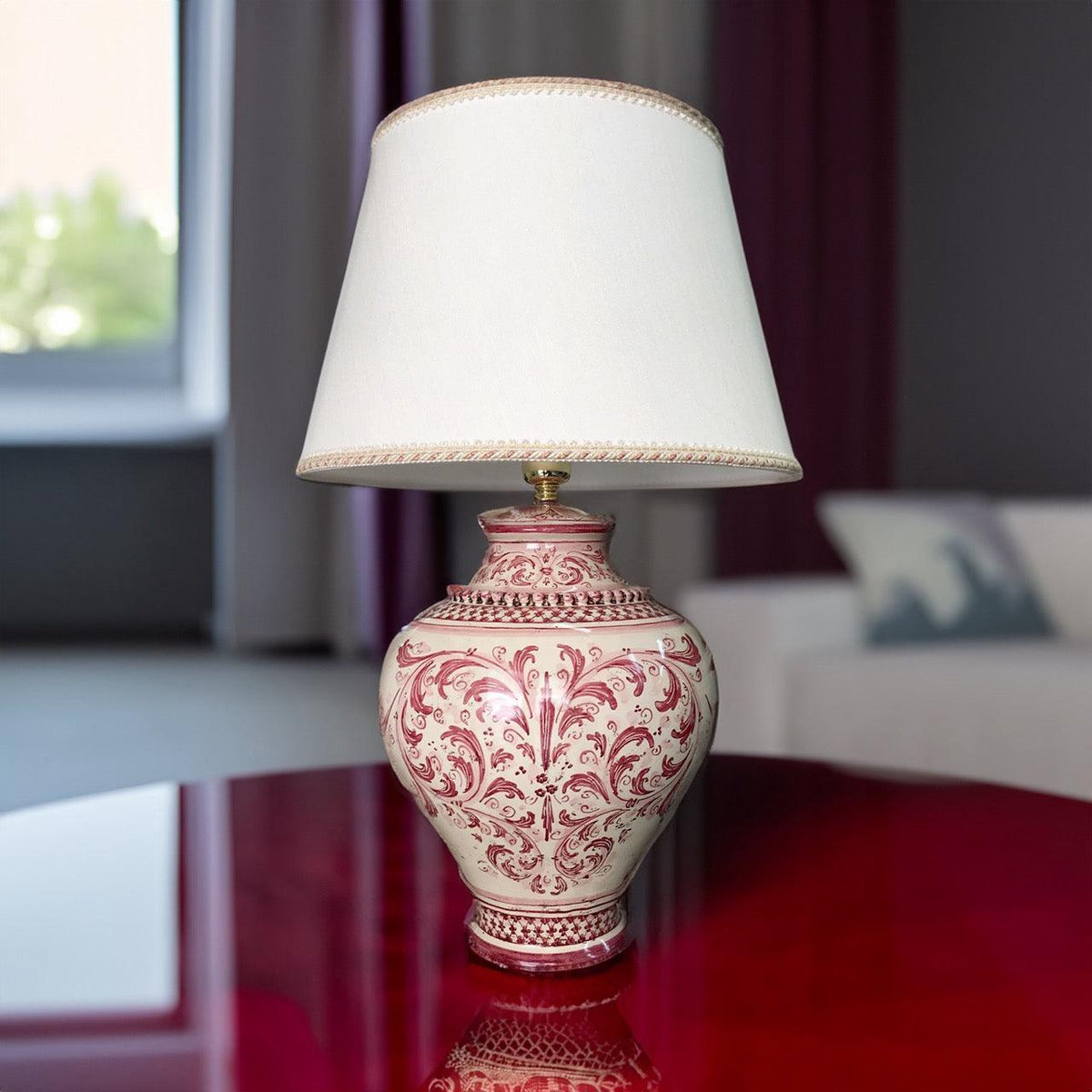 Lume Boccia con Perline, Plastico Sofia, Mono Bordeaux, decori rossi, base bianca e paralume beige. Ceramica di Caltagirone
