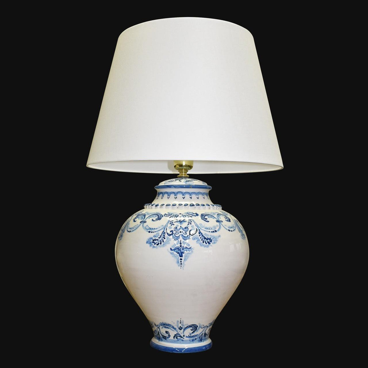 Lume Boccia, Linea Masha, decori blu e bianchi, base ornata e paralume bianco. Ceramiche Sofia, Caltagirone