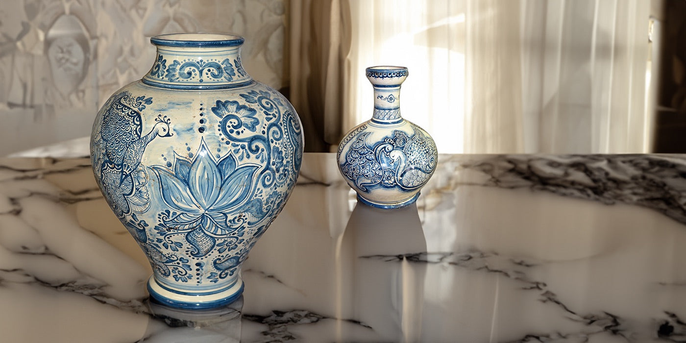 Vasi in ceramica di Caltagirone fatti a mano con decori blu e bianchi, pezzi unici
