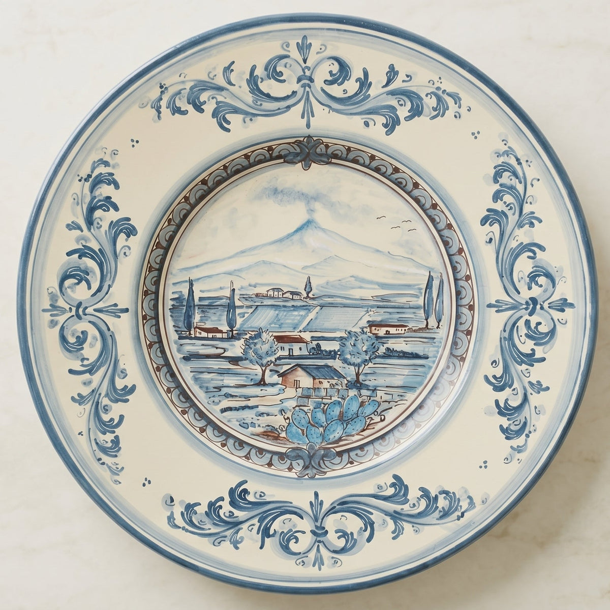Piatto Cappello Prete, Con Paesaggio Etna, Serie d'arte Mono Blu. Ceramica siciliana di Caltagirone, Sofia