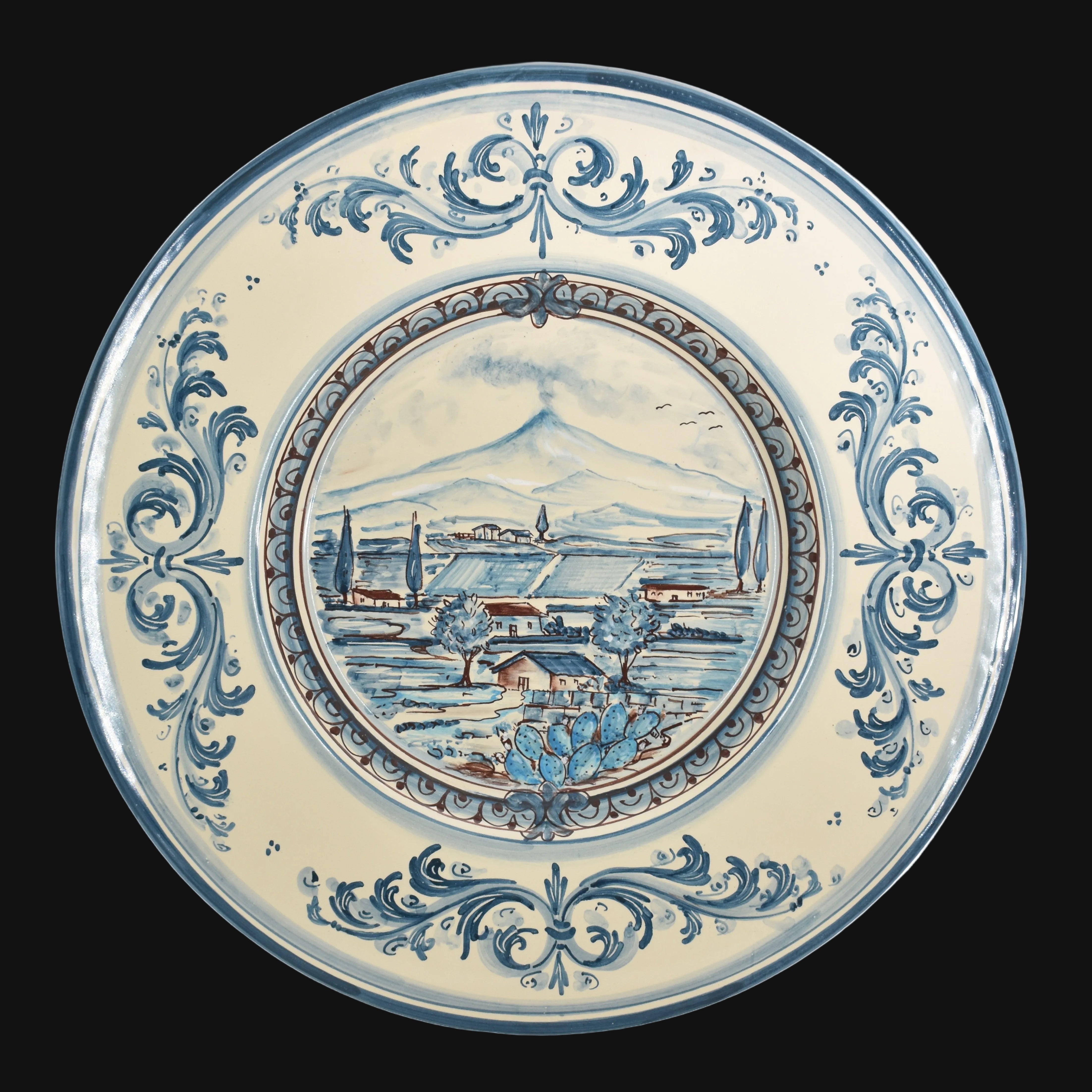 Piatto Cappello Prete, Con Paesaggio Etna, Serie d'arte Mono Blu. Ceramica siciliana di Caltagirone, Sofia