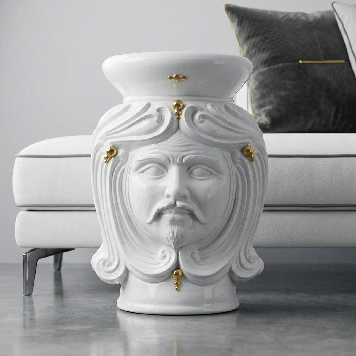 Pouf a Testa white and Gold maschio, volto, oro zecchino. Ceramica siciliana di Caltagirone, Sofia