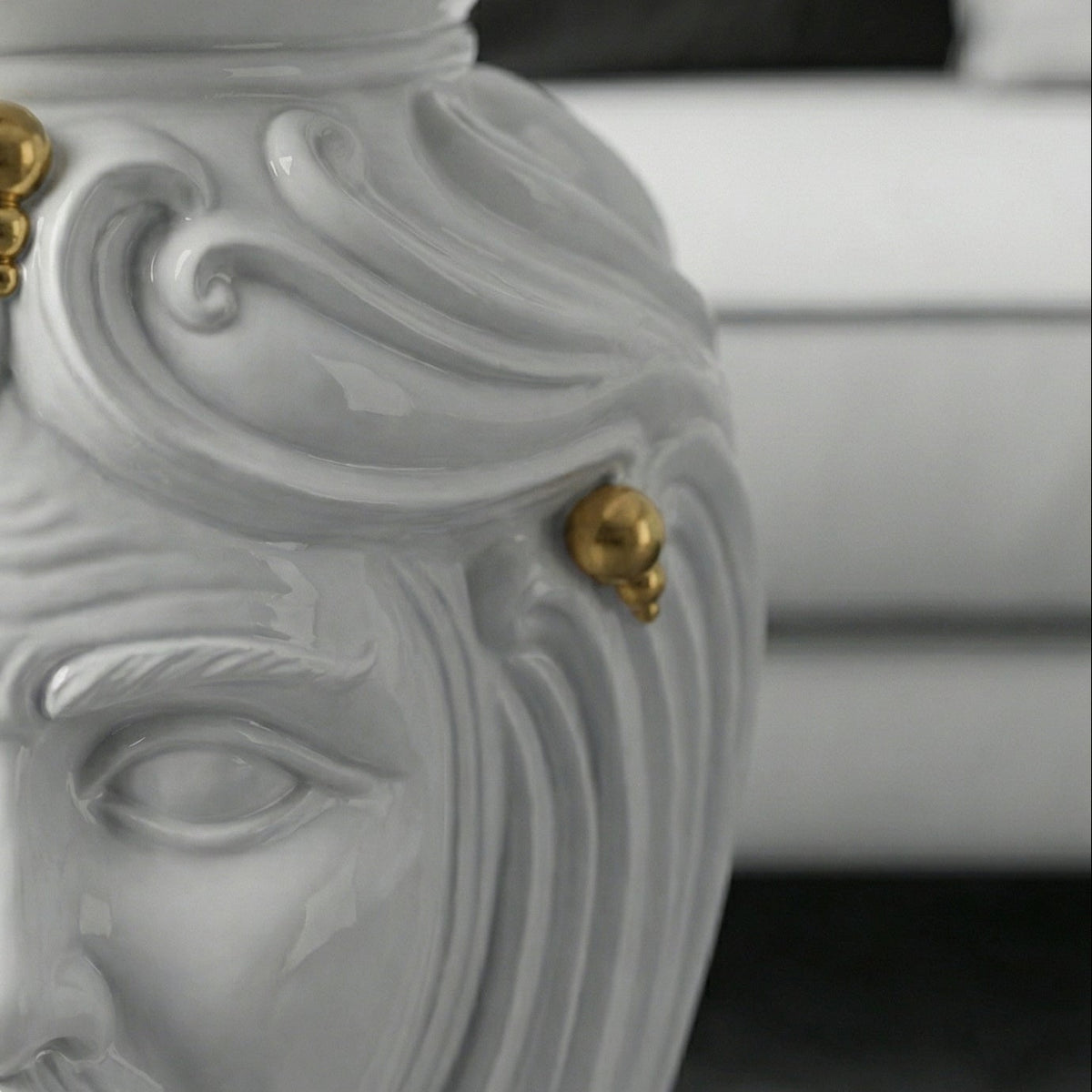 Pouf a Testa white and Gold maschio, volto, oro zecchino. Ceramica siciliana di Caltagirone, Sofia
