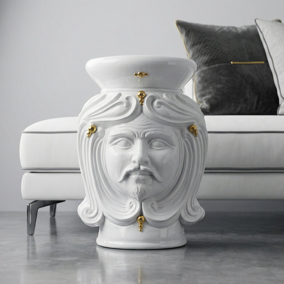 Pouf a Testa white and Gold maschio, volto, oro zecchino. Ceramica siciliana di Caltagirone, Sofia