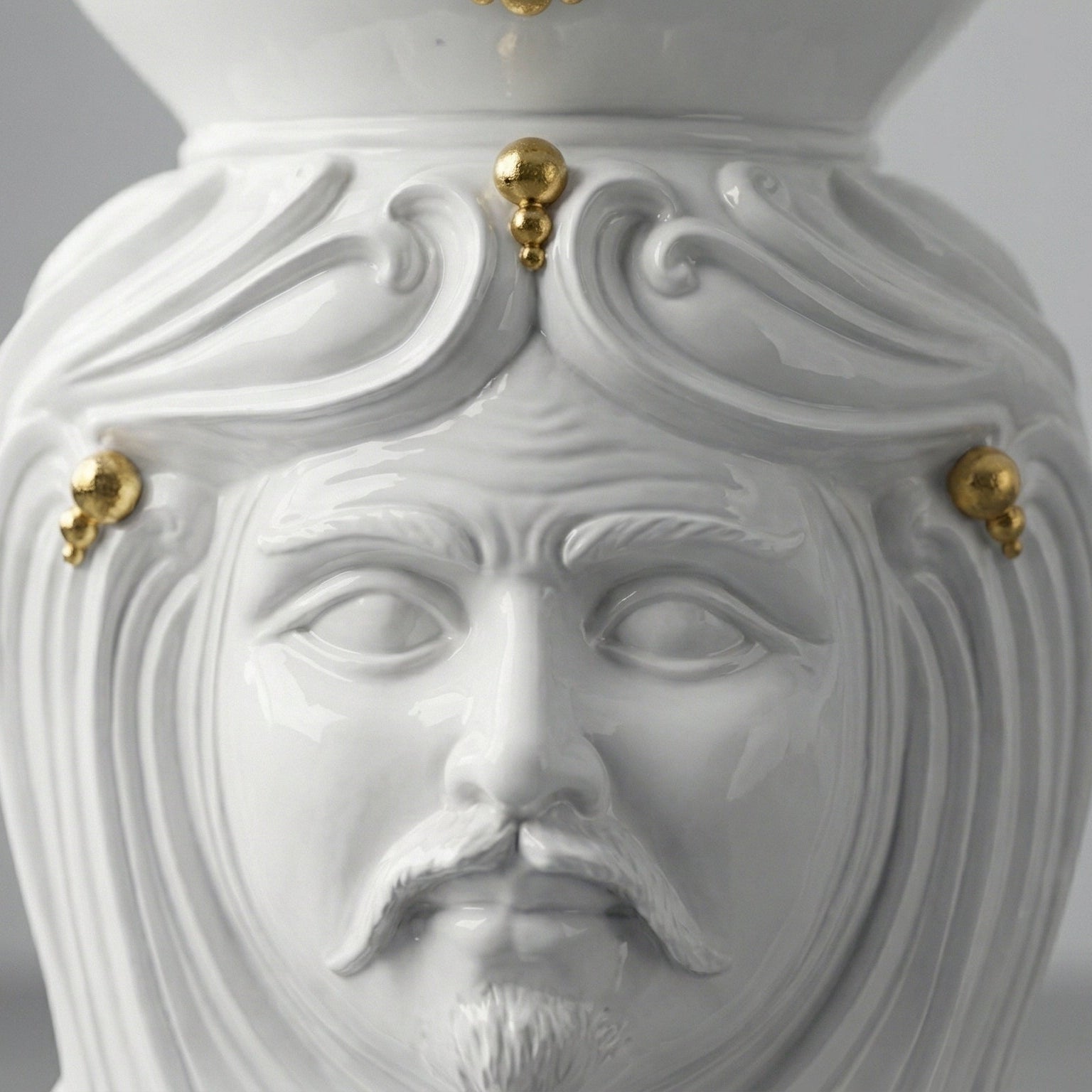 Pouf a Testa white and Gold maschio, volto, oro zecchino. Ceramica siciliana di Caltagirone, Sofia
