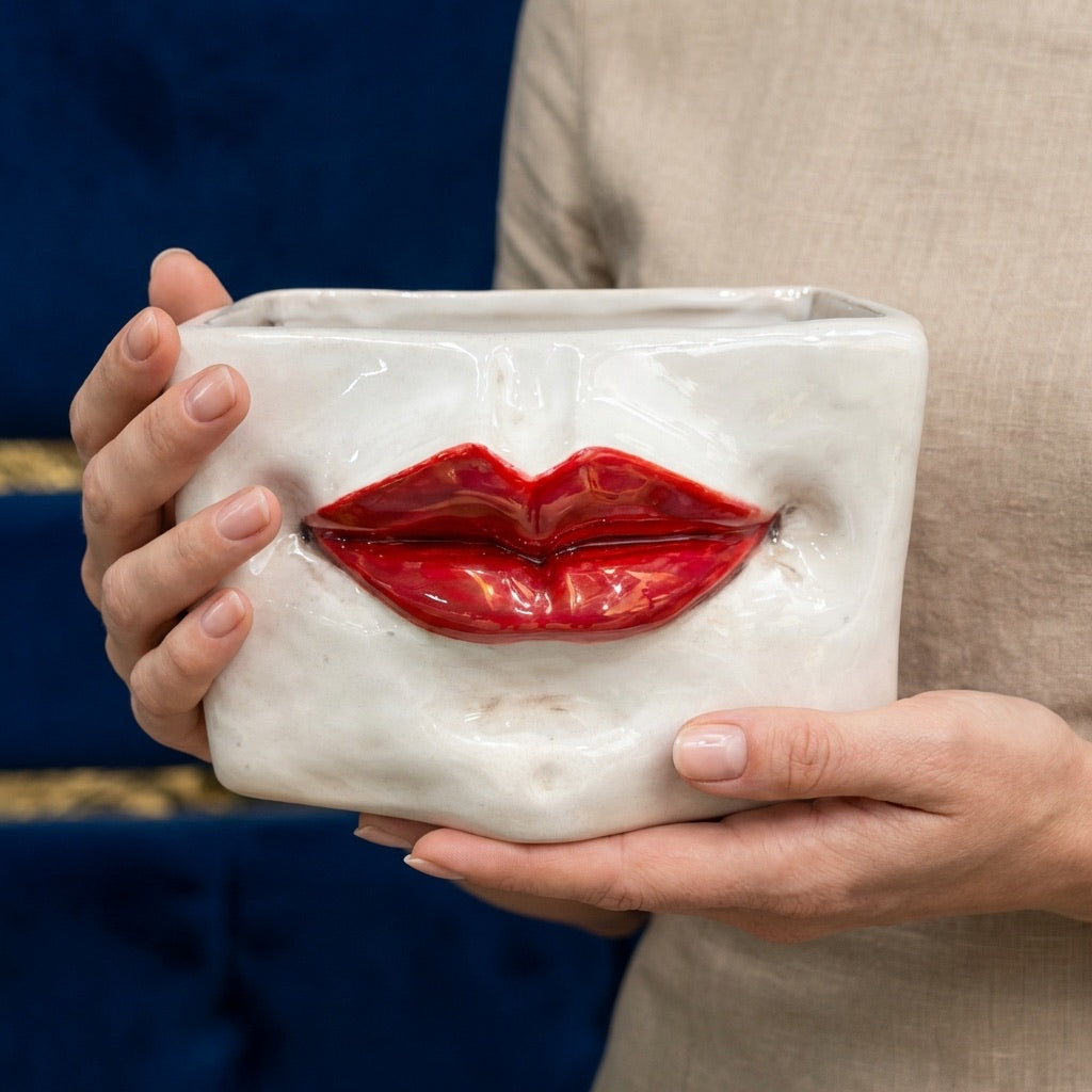 Scatola con Espressione, Madreperla Antichizzata con Dettagli Oro, labbra, coperchio. Ceramiche Sofia, Caltagirone