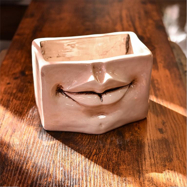 Scatola con Espressione, Madreperla Antichizzato, labbra sorridenti. Ceramica siciliana di Caltagirone, Sofia