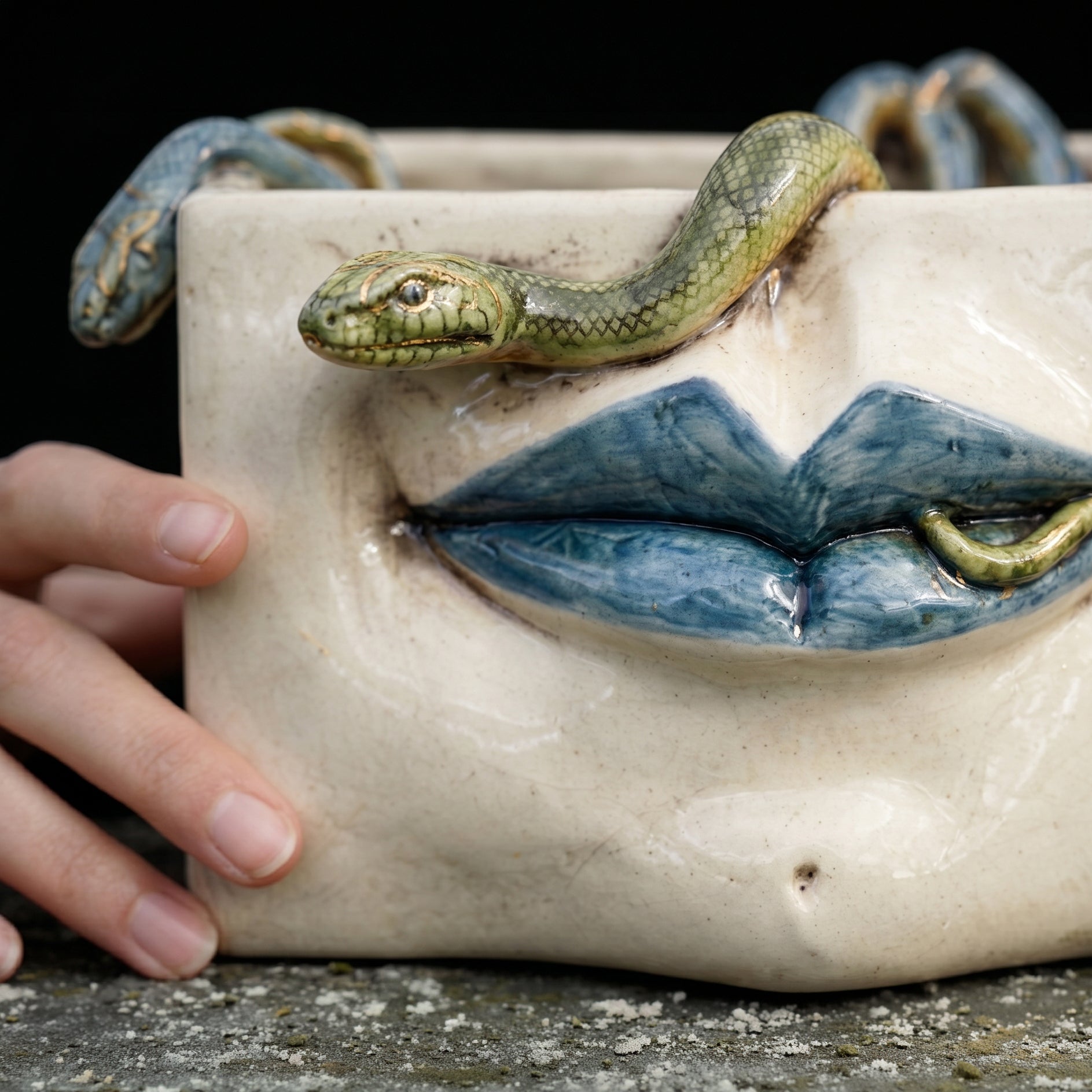 Scatola Medusa, Labbra Blu e Serpenti Applicati, Madreperla Antichizzato. Ceramica siciliana di Caltagirone, Sofia