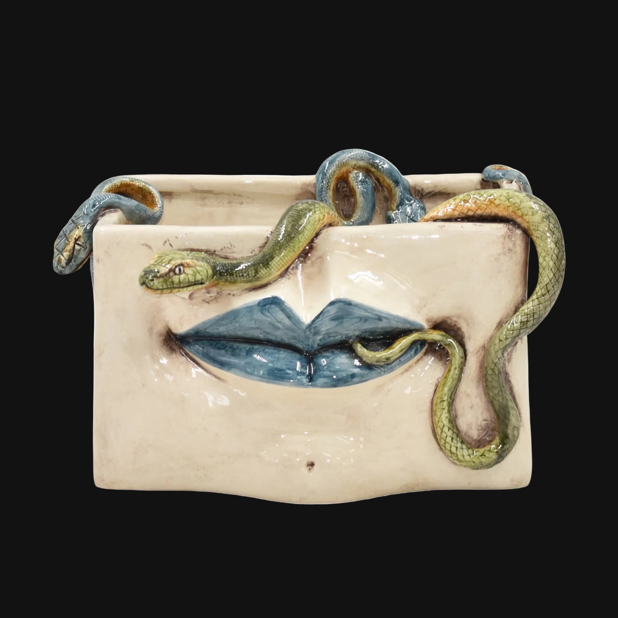 Scatola Medusa, Labbra Blu e Serpenti Applicati, Madreperla Antichizzato. Ceramica siciliana di Caltagirone, Sofia