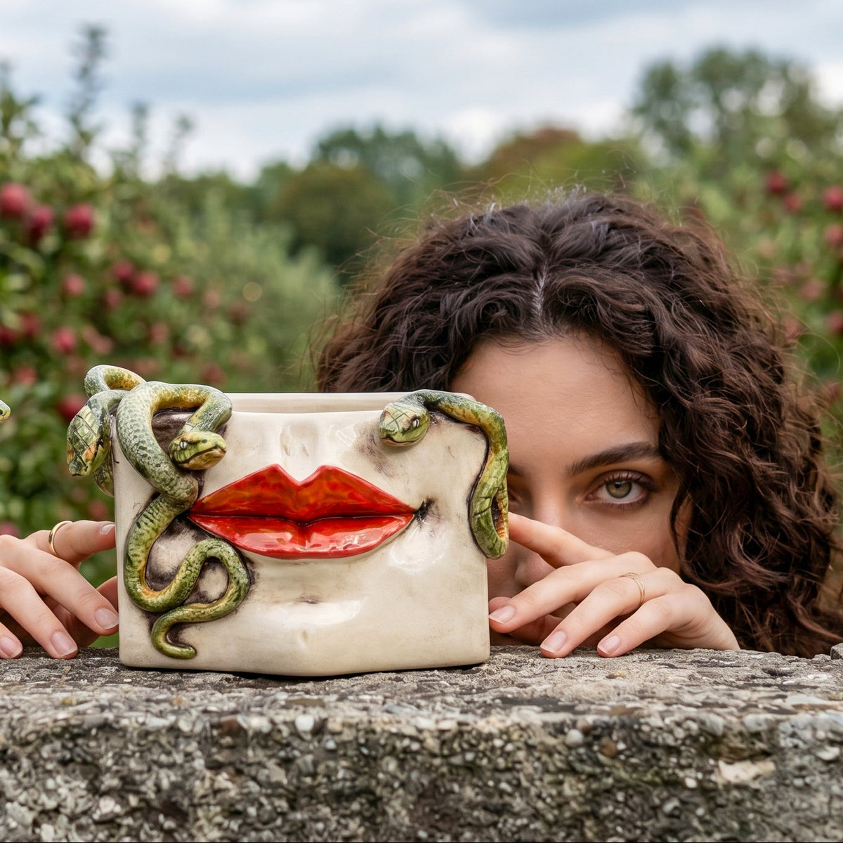 Scatola Medusa, Labbra Oro e Lustri, Serpenti Applicati, Madreperla Antichizzato. Ceramiche Sofia, Caltagirone