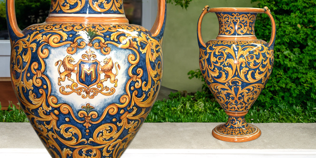 Ceramiche di Caltagirone fatti a mano con decori blu e oro, vasi con stemma e leoni