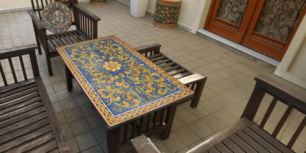 Tavolo in ceramica di Caltagirone fatta a mano con decori floreali blu, gialli e verdi, pezzo unico artigianale.