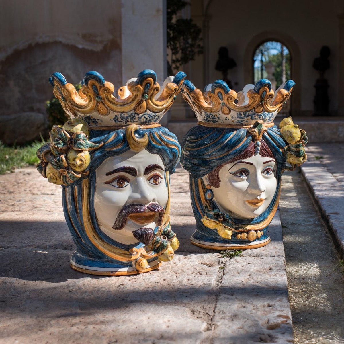 Teste di moro ceramiche Caltagirone fatti a mano, dettagli blu arancio limoni, Sofia