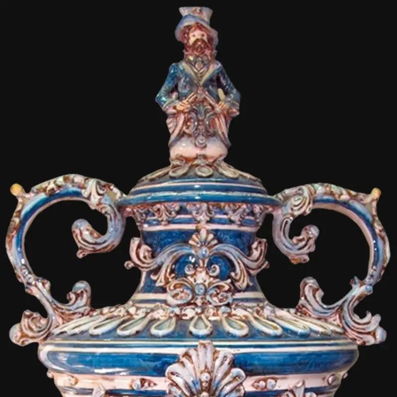 Vaso Monumentale, Mono Blu, Serie Limitata, decori barocchi e figura in cima. Ceramica siciliana di Caltagirone, Sofia