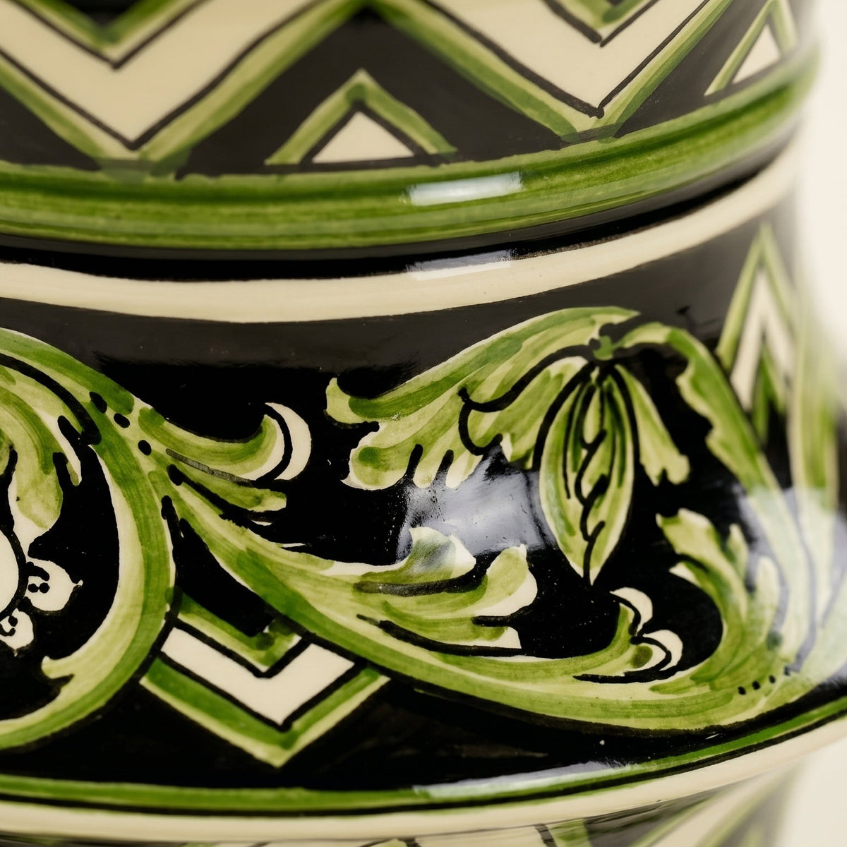 Vaso cilindro a fasce, Linea Parigi Nero e Verde, fiori. Ceramica siciliana di Caltagirone, Sofia