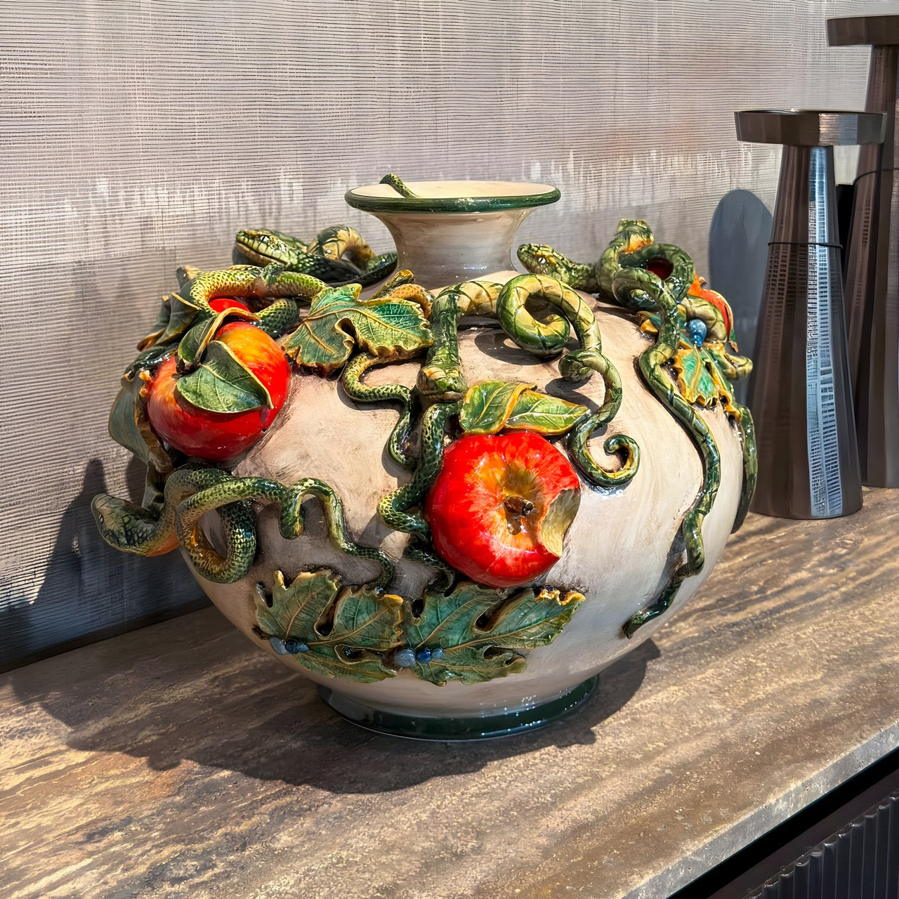 Vaso Eden, Linea Giardini dell'Eden, Madreperla, fiori, foglie. Ceramica siciliana di Caltagirone, Sofia